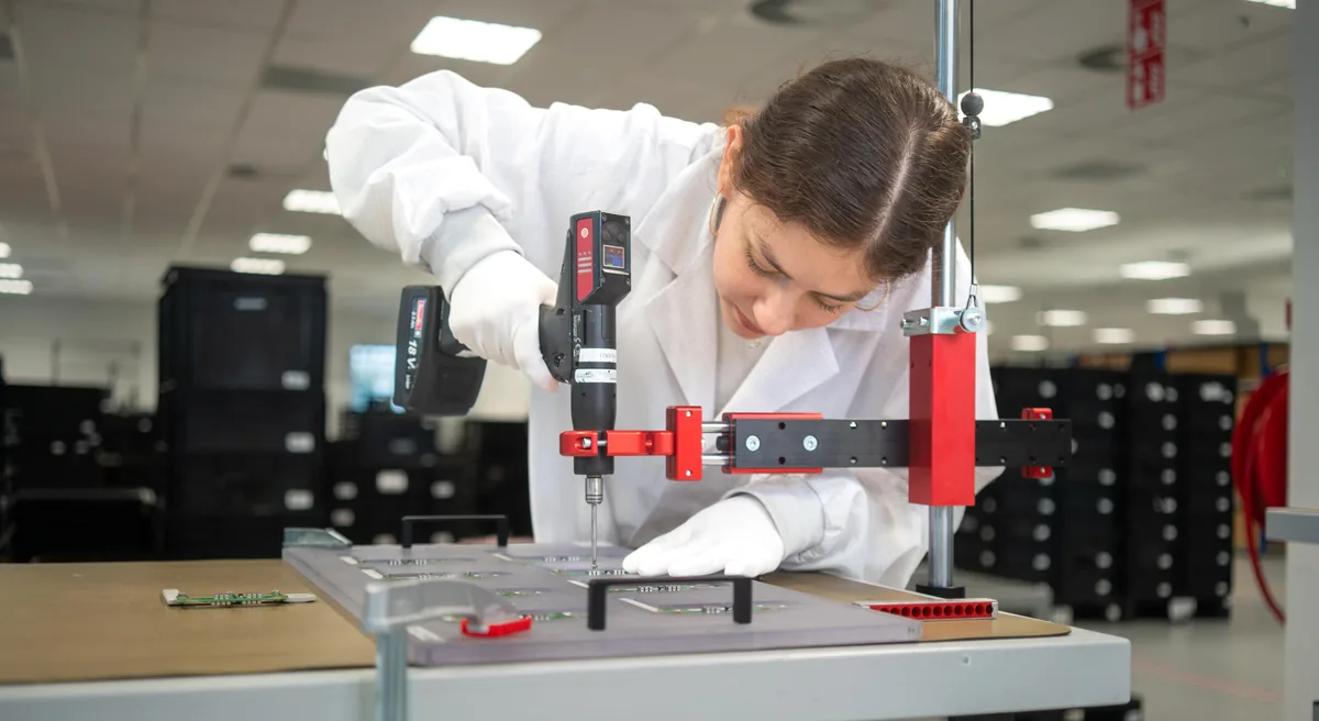 Prodrive Technologies assembly technician assembleert printplaten met elektrische schroevendraaier