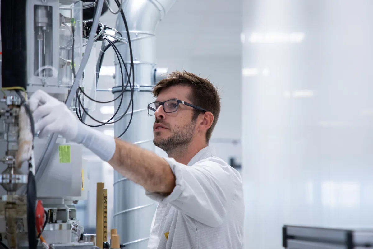 Prodrive Technologies engineer voert onderhoud uit aan apparatuur in cleanroom