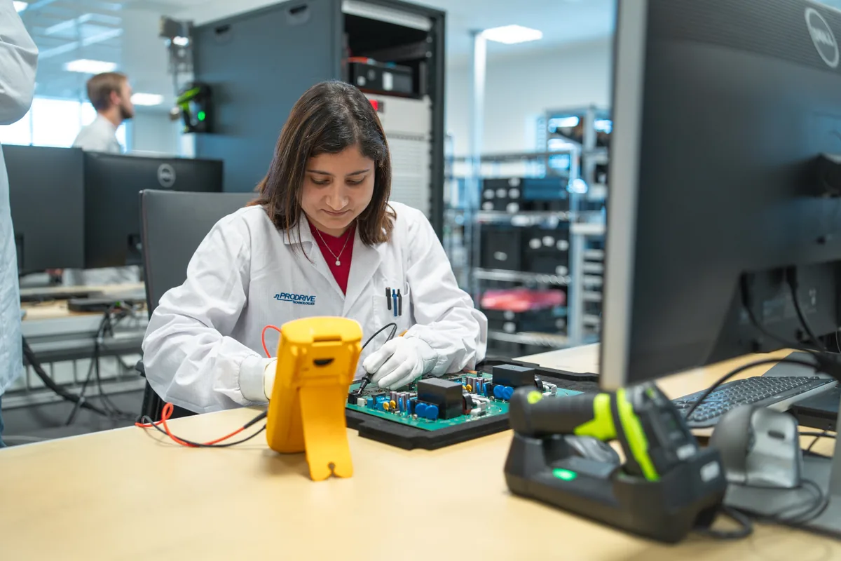 Prodrive Technologies failure analysis engineer test printplaat met multimeter