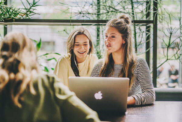 Twee vrouwen werkend achter een computer